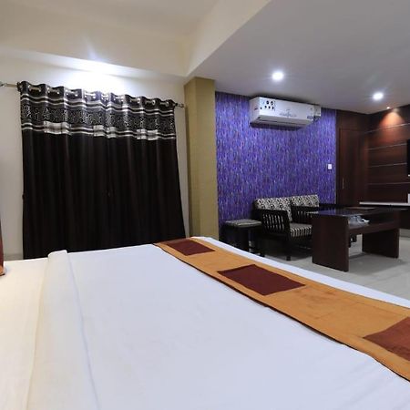 Hotel Rashmi Guwahati Bagian luar foto