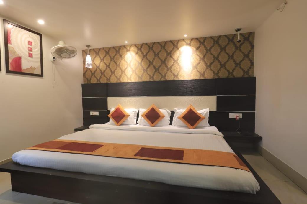 Hotel Rashmi Guwahati Bagian luar foto