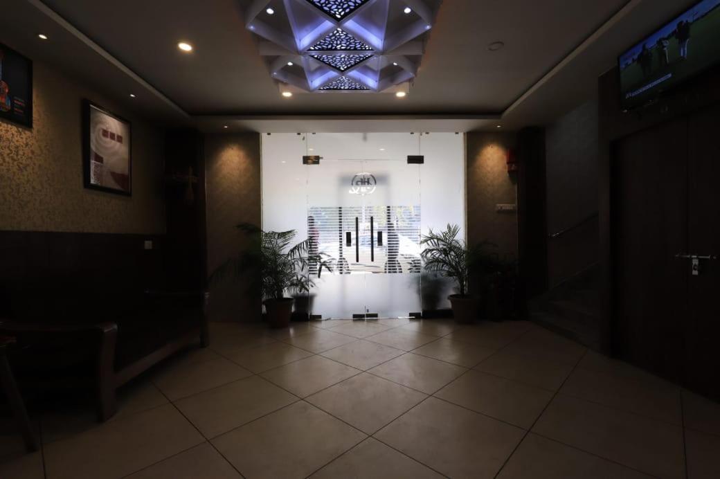 Hotel Rashmi Guwahati Bagian luar foto