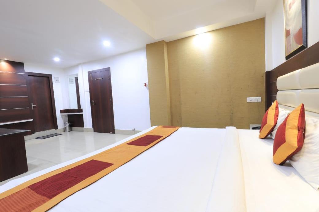 Hotel Rashmi Guwahati Bagian luar foto