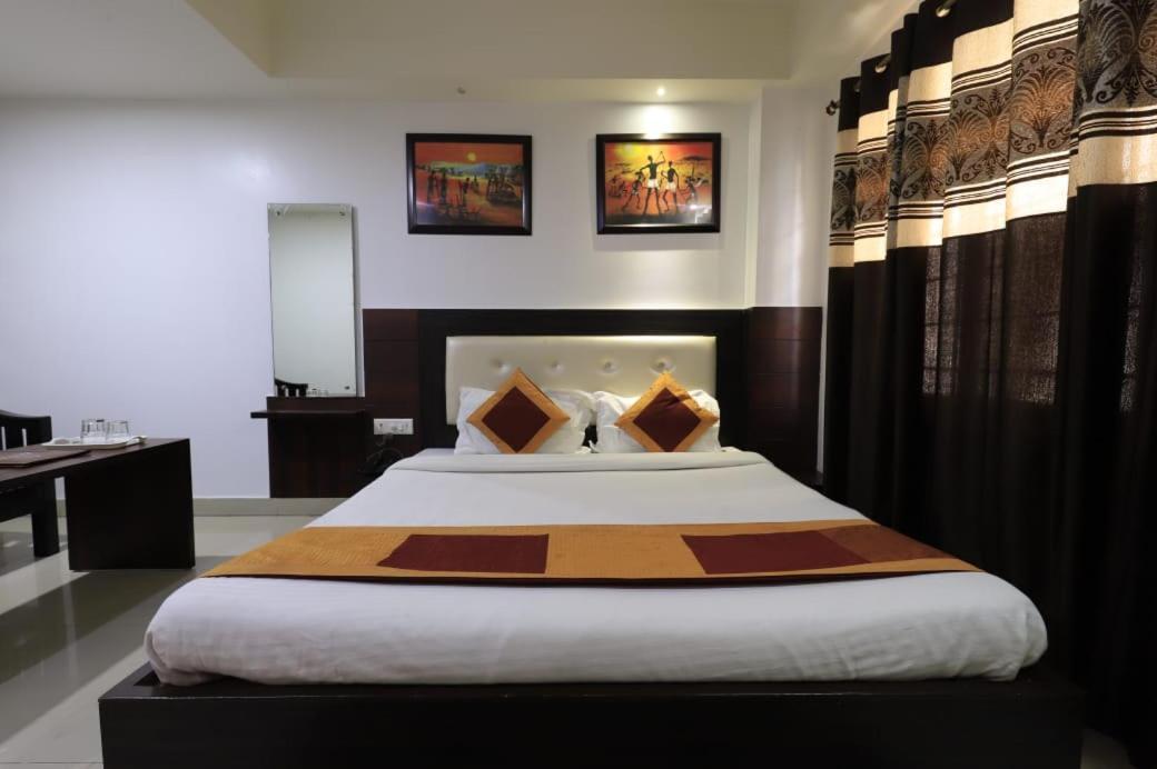 Hotel Rashmi Guwahati Bagian luar foto