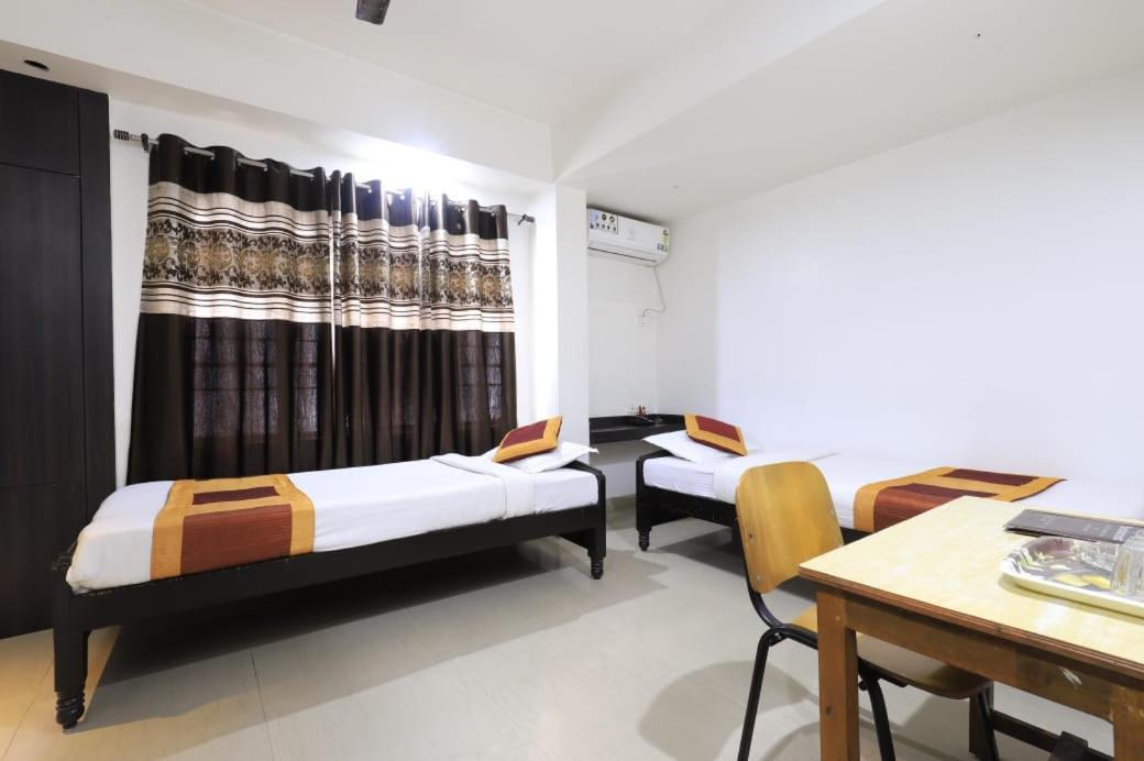 Hotel Rashmi Guwahati Bagian luar foto