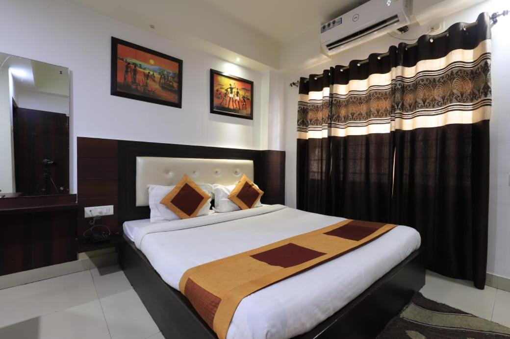 Hotel Rashmi Guwahati Bagian luar foto