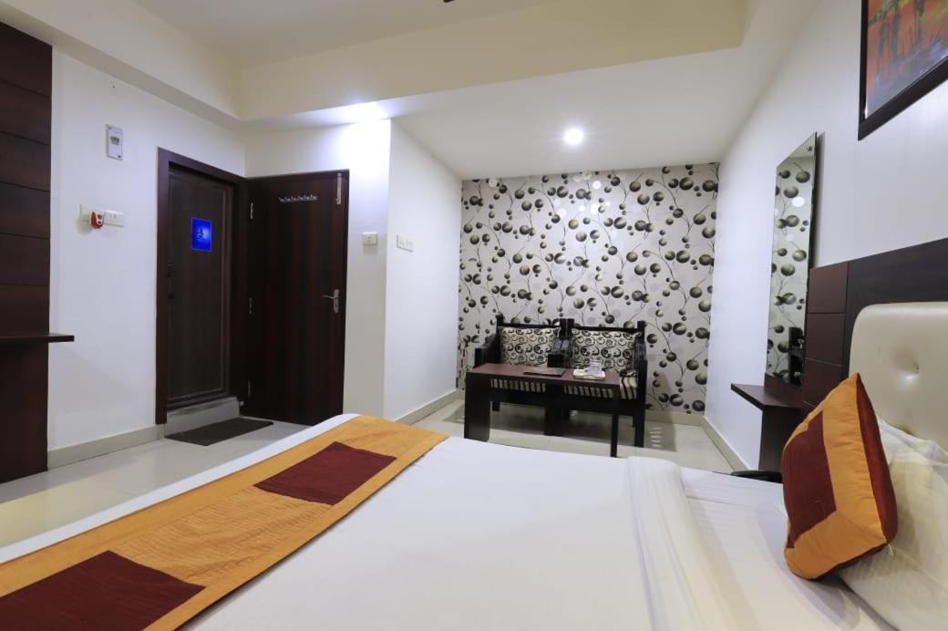 Hotel Rashmi Guwahati Bagian luar foto