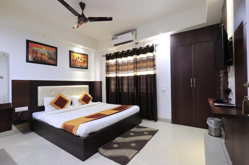 Hotel Rashmi Guwahati Bagian luar foto