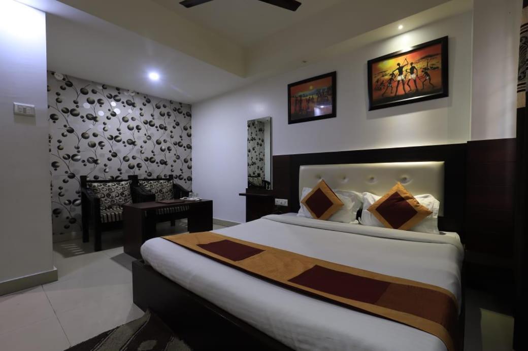 Hotel Rashmi Guwahati Bagian luar foto