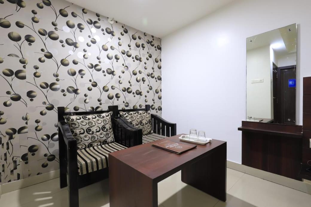 Hotel Rashmi Guwahati Bagian luar foto